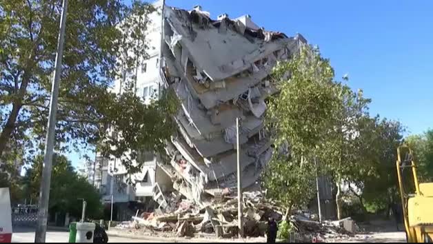 Enormes grúas sujetan en Esmirna algunos edificios semi desplomados tras el terremoto