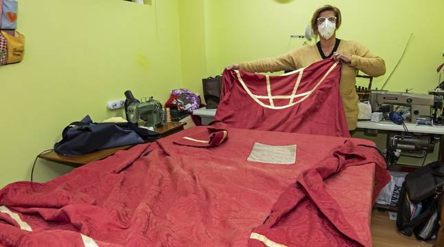 Yolanda Murugarren Suescun, en su taller con la vestimenta que reproducirá para coser una nuevo.