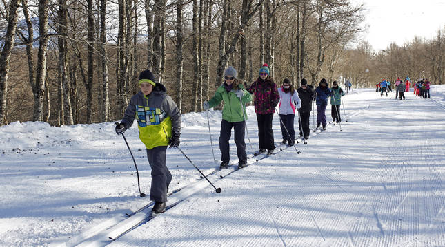 Participantes en la Semana Blanca de 2017 disfrutan de la nieve en las pistas de esquí de Irati-Abodi (Salazar).