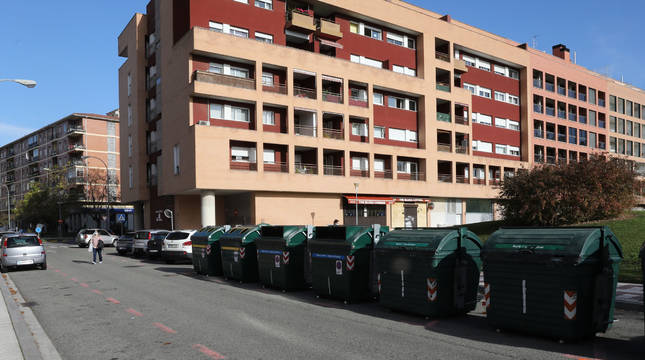 Grupo de contenedores en una de las travesías entre la avenida de Pamplona y Remiro de Goñi.