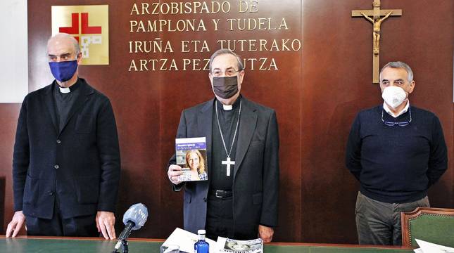El Arzobispo de Pamplona, Francisco Pérez (centro), en la presentación del Día de la Iglesia Diocesana.