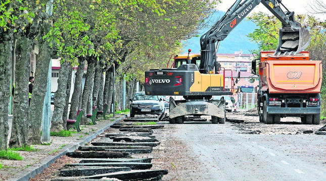 Las máquinas levantan estos días el asfalto de la avenida Corella, donde arrancará la urbanización.