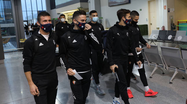 Los navarros Oier Sanjurjo, Kike Barja e Iñigo Pérez, ayer por la tarde, antes de poner rumbo a Sevilla. En la imagen también está Iván Martínez y Asier Córdoba.