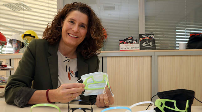 María Mayo Orofino, gerente de Meplasjar SL, muestra el adaptador de mascarillas que fabrican.