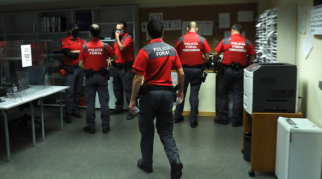 Agentes de Seguridad Ciudadana en la comisaría central de Beloso, en Pamplona.