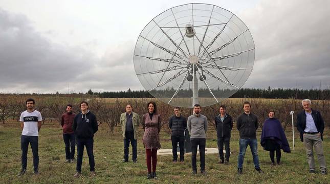 Parte del equipo impulsor del proyecto de radiotelescopio de la UPNA, junto a la instalación. De izquierda. a derecha, Diego Chocarro (estudiante), Abián B. Socorro, David Vesperinas, José Javier Vesperinas, Silvia Díaz Lucas, Francisco Falcone, Ekaitz Beraza (estudiante), Rafael Ruiz, Iban Buldáin (estudiante), Patricia Yanguas y Pedro Diéguez. Faltan en la foto Jesús Palacián y Rafael Rodríguez Trías.