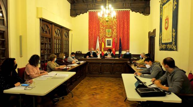 Foto de un momento del pleno en el que el Ayuntamiento de Olite aprobó las tasas e impuestos.