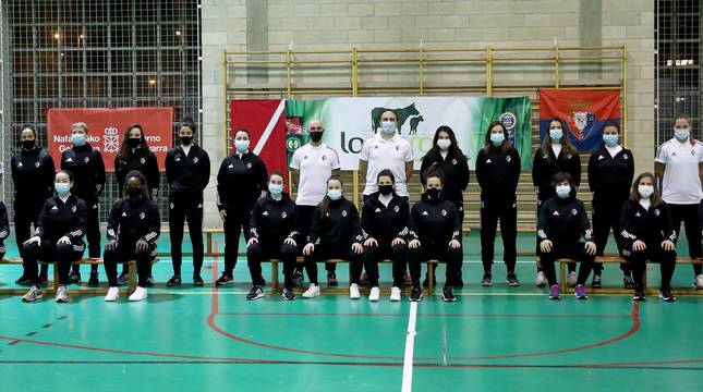 Foto de la plantilla y el cuerpo técnico del Osasuna Lacturale Orvina, este lunes por la tarde en el Polideportivo de Ezkaba donde se presentó el equipo.