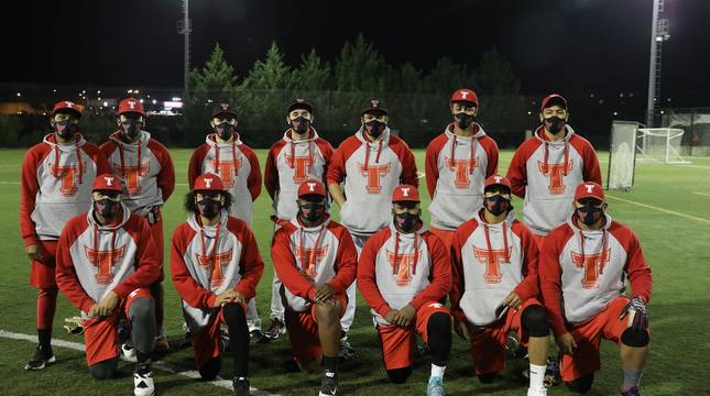 Foto de la plantilla de los Toros, equipo navarro de béisbol, antes de empezar el entrenamiento de este lunes en el Colegio Irabia.