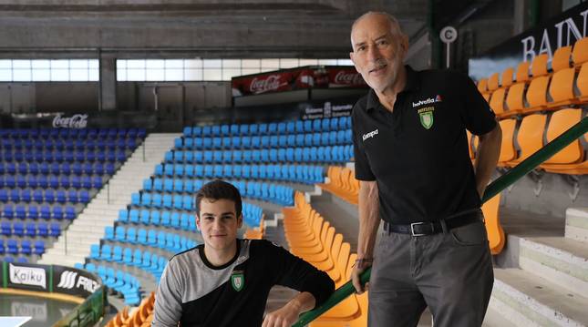 Foto de Ander Izquierdo, 1ª línea del Helvetia, y 'Mintxo' Ibarrola -ex pivote y actual delegado- este lunes en Anaitasuna.