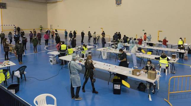 Foto del polideportivo de Murchante, donde está teniendo lugar el cribado masivo a los vecinos.