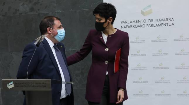 Elma Saiz entrega el proyecto a Unai Hualde.