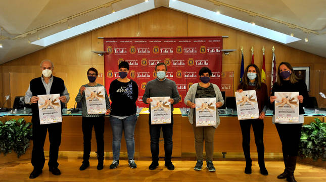 Representantes municipales del consistorio tafallés y de los colectivos feministas tras la rueda de prensa donde se presentó el programa.