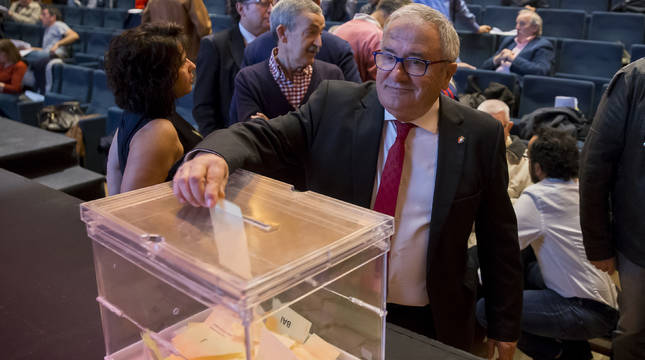 El presidente Luis Sabalza deposita su voto en la asamblea celebrada el 27 de octubre del pasado año en Baluarte.