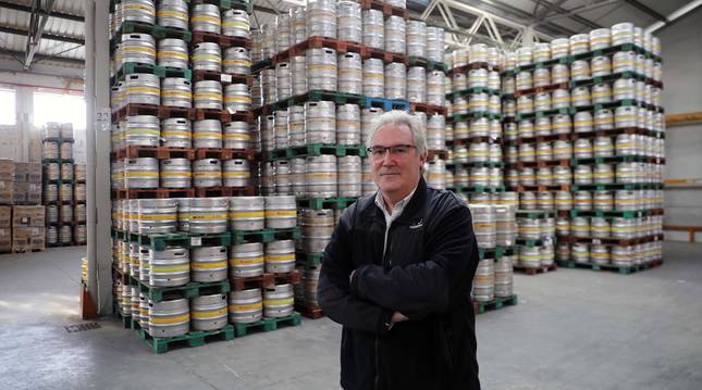 Foto de Javier Delgado, junto a los barriles de cerveza del almacén de Canasa Logística en Arre.