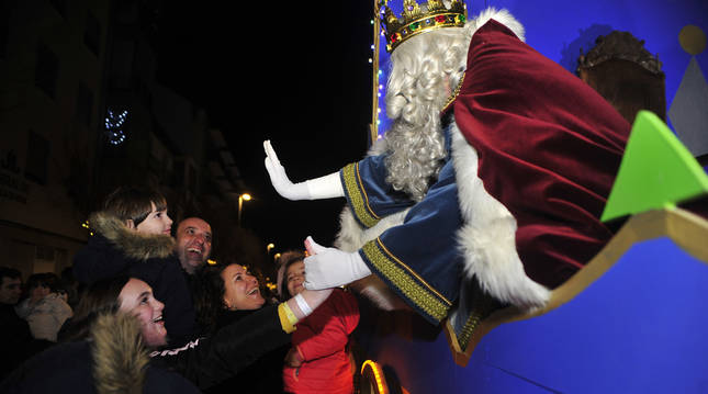 Melchor saluda el año pasado durante la cabalgata. Este año, el recibimiento será diferente.