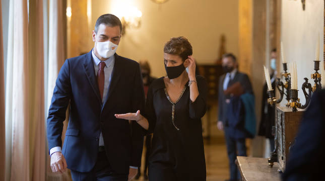 Fotos de la visita de Pedro Sánchez a María Chivite