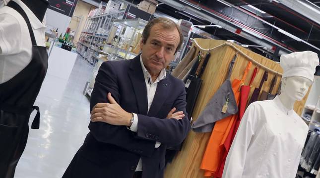 El gerente de la Cooperativa de Hostelería de Navarra, Javier Arístegui Berazaluce, en la zona de uniformes de la tienda de Burlada.