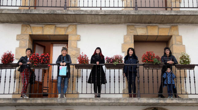 Desde la izquierda, Mónica Sáez Martínez, Argiloa Mangado González con una de las bolsitas que repartieron en el Arrebuche, Vanessa Arre Coto, Edurne Pedroarena Retegi y Miriam Maraví Artieda, con su hijo Alain, en el balcón de su casa en Larrasoaña.