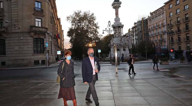 Bakartxo Ruiz y Adolfo Araiz entran al Palacio de Navarra para reunirse con María Chivite el pasado 13 de octubre.