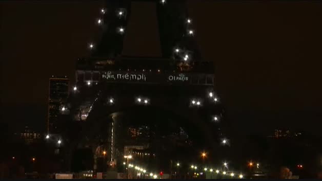 La Torre Eiffel se ilumina en memoria de las víctimas de los atentados terroristas de 2015