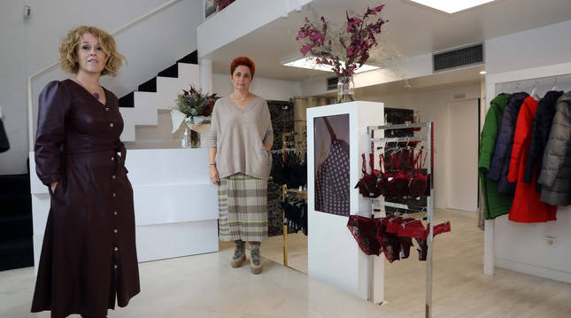 Foto de Elena Eraso Arregui, en primer término, y a la izquierda, e Inma Goñi Erneta en el interior de El Baúl de Mari Cruz.