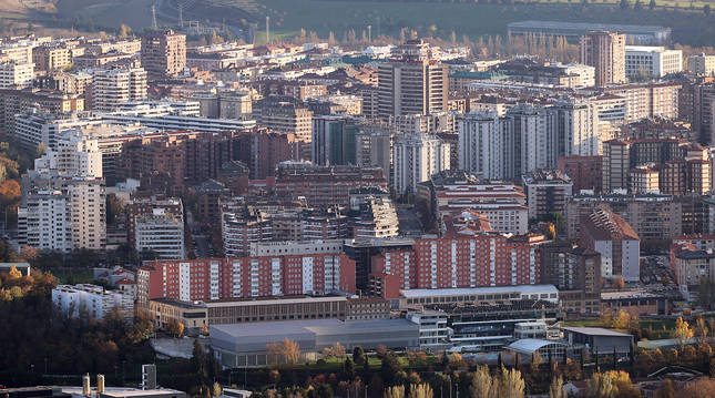 Un grupo de viviendas en el barrio de San Juan y con Iturrama, al fondo de la imagen.