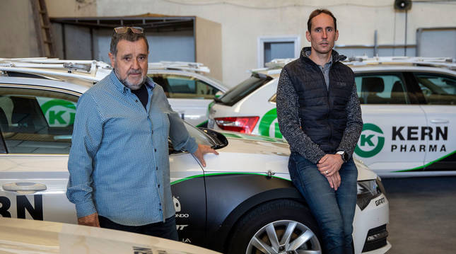 Manolo Azcona y Juanjo Oroz, junto con los vehículos del Kern Pharma en la sede del equipo en Orkoien.