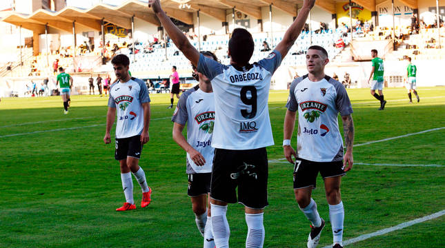 Orbegozo celebra el tanto que anotó desde el punto de penalti ante la mirada de Rodrigo y Samanes.