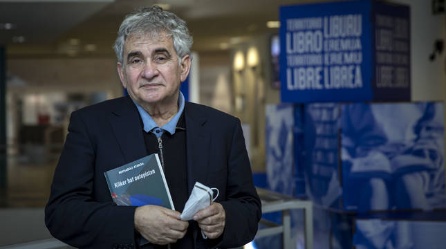 Bernardo Atxaga posaba este miércoles en la Biblioteca de Navarra, donde presentó su último libro, Kilker bat autopistan.