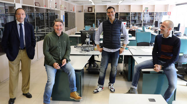Javier Castañeda, José Manuel Echeverría, César Cruchaga y Patxi Puñal, los cuatro jugadores de Osasuna con más partidos de la historia, este miércoles en la redacción de Diario de Navarra.