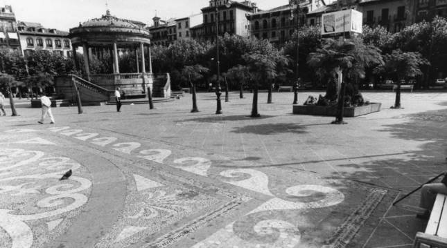 Antiguo mosaico de la Plaza del Castillo de Pamplona, que se destruyó con la construcción del aparcamiento subterráneo.
