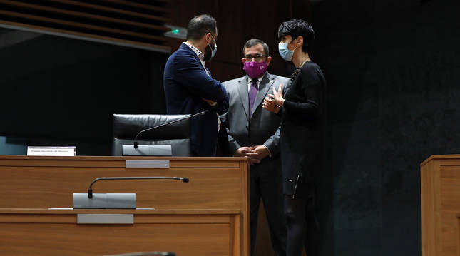Foto de Ramón Alzórriz, Javier Remírez y Elma Saiz, este jueves en el Parlamento de Navarra.