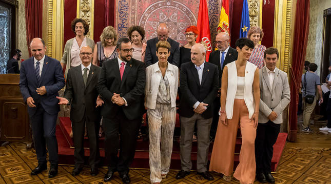 EL GOBIERNO, EL 7 DE AGOSTO DE 2019. El Ejecutivo, tras la foto de grupo en el Salón del Trono del Palacio de Navarra, el día en el que tomó posesión. Abajo, de izquierda a derecha, Manu Ayerdi, Bernardo Ciriza, Javier Remírez, María Chivite, José Mari Aierdi, Elma Saiz y Eduardo Santos. Arriba, de izda. a dcha.: Itziar Gómez, Ana Ollo, Carmen Maeztu, Carlos Gimeno, Santos Induráin, Juan Cruz Cigudosa y Rebeca Esnaola.