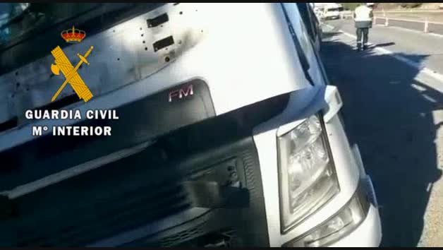 Vídeo del accidente entre un camión y una furgoneta en al AP-15 en Villafranca