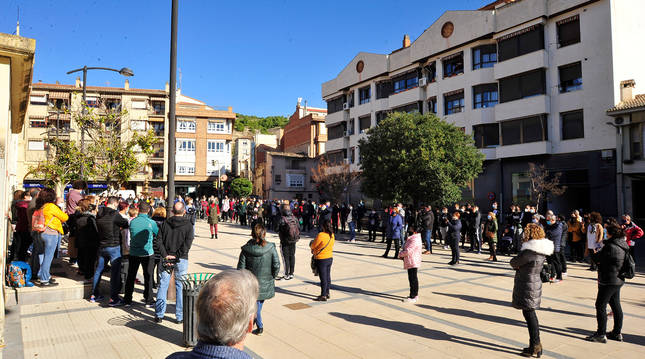 Dos centenares de personas arroparon a los hosteleros peralteses en el paseo de San Miguel.