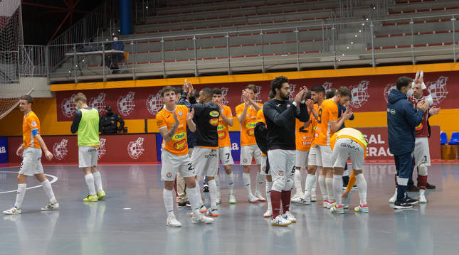 Los jugadores del Aspil acabaron el partido con un gesto serio, fruto del extraño duelo que se vivió ayer en la 'Caldera'.