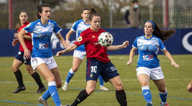 La delantera rojilla Patricia Zugasti cubre el balón ante dos rivales del AEM en un encuentro anterior.