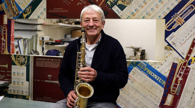 Fernando Lacunza Tolosana, con un saxofón en el mostrador de su tienda de música especializada en instrumentos de viento, Haizea.