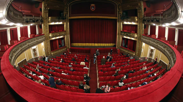 Foto del público asistente a la obra de teatro 'Una noche sin luna', que se representó el pasado día 15 en el Teatro Gayarre ante cien personas.