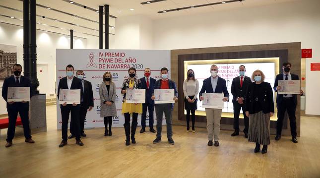 En la primera fila, de izquierda a derecha, todos los premiados: Eneko Sanz (Nabrawind Technologies), Eduardo Luquin y José Antonio Guruceláin (Cistec Technology), Verónica Madrid Angulo (Gesier Pharma), Juanma Garro (Lacturale), Javier Orbaiceta (Conor Sports) e Iñigo Ayerra (IED Electronics). Les acompañan, desde la izquierda, Izaskun Goñi (Gobierno de Navarra), Luciano Viguin (Banco Santander), Alicia Nicolás (Grupo La Información), Javier Lázaro e Inés Abendaño (Banco Santander).
