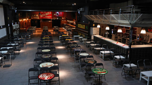 Sala Totem de Villava, donde han tenido lugar grandes conciertos y ahora presenta esta disposicion con mesas y sillas y un aforo para cien personas.