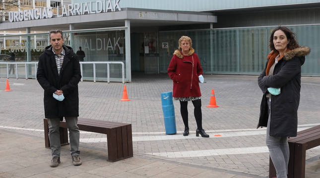 Foto de Ana Ariztegi Echenique, enfermera y jefa de Cuidados Asistenciales y Atención Domiciliaria; Carlos Ibero Esparza, médico coordinador de plantas covid en CHN, y Amaya Iriarte Iribarren, cuidadora sociosanitaria.