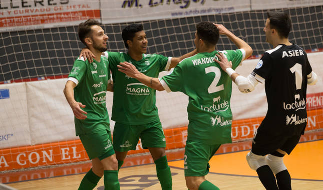 Foto de los jugadores de Osasuna Magna Linhares, Bynho, Wanderson y el portero Asier celebrando uno de sus goles en el derbi de Copa del Rey ante Aspil Jumpers.