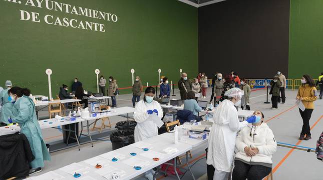 Profesionales sanitarios realizan las pruebas a varios vecinos en la mañana de este jueves.