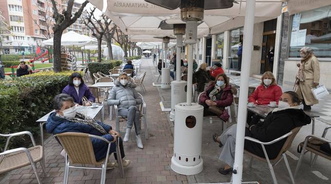 María Ángel Bermejo -primera por la derecha-, con sus amigas en una terraza del paseo de Invierno.