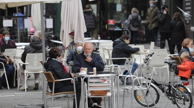 Las terrazas de la plaza consistorial de Pamplona registraron una destacada afluencia de clientes.