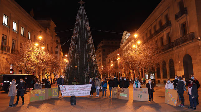 foto de Asun Aseguinolaza, (.), Adriana Echaide, Idoya Gil, Javi San Martín, Estíbaliz Molinuevo, Conchita Ardanaz, Rubén Baztán, Iñaki Serrano , Fernando Hernández, Michel Diauf, Patxi Ilarraz, Ani Urretavizcaya, Mercedes Pérez, Pablo Rodríguez, Mari Paz Sagüés, Miryam Aranzadi y Josep María Valls i Martí.