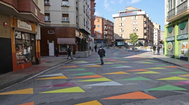 La nueva 'plaza' generada en una de las arterias del barrio es utilizada por vecinos en sus recados habituales. La imagen, en Río Urrobi y aledaños, el miércoles por la mañana.