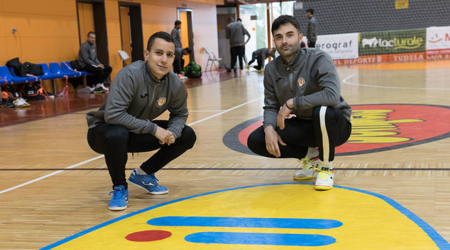Terry Prestjord (izquierda) y Pablo Ibarra, ambos ex del Valdepeñas, posan en el Ciudad de Tudela.